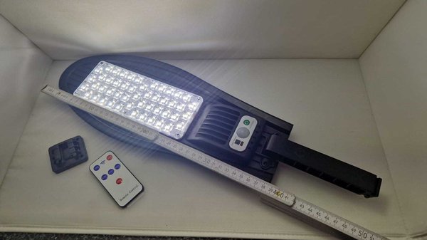 W778A LED Solarlampe superhelle Lampe Bewegungssensor Fernbedienung PV-Modul